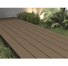 Trädäck av träkomposit i utomhusmiljö