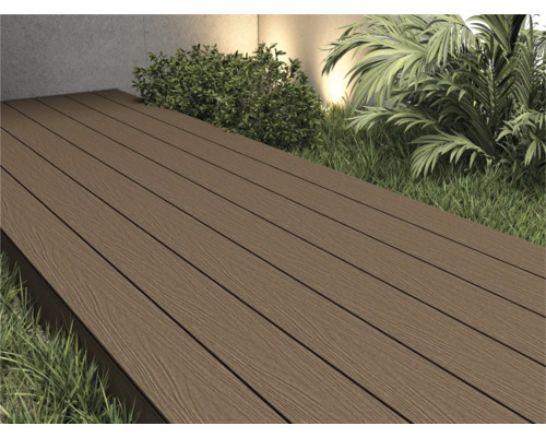 Trädäck av träkomposit i utomhusmiljö