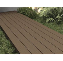 Trädäck av WPC bildar en gångväg i trädgården.