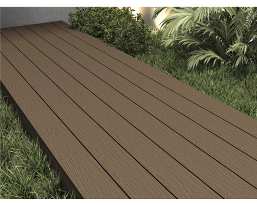 Trädäck av WPC bildar en gångväg i trädgården.