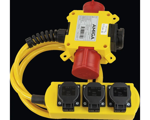 Förlängningskabel med kontakt, fördelare och tre uttag