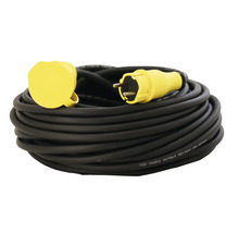 Rullad förlängningskabel med kontakt och koppling