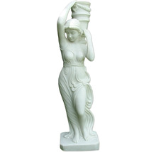 Dekorativ trädgårdsfigur av en kvinna med amfora