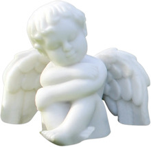 Figur av en sovande ängel med vingar som dekoration