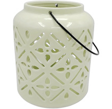 Dekorativ keramisk lykta med mönster och metallhandtag