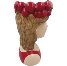 Blomkruka i form av ett flickhuvud med en körsbärsblomkrans