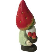 Trädgårdstomte med jordgubbsmössa och korg