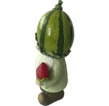 Trädgårdstomte med vattenmelonhatt och vattenmelonbit