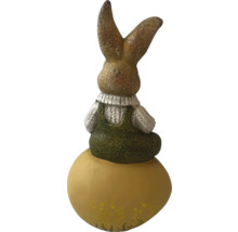 Dekorativ kanin på ett ägg som påskdekoration