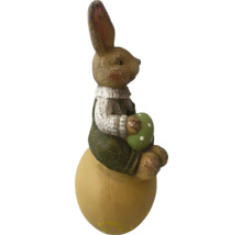 Påskhare på ägg med dekorativt ägg