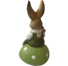 Påskhare på påskäggsdekoration, trädgårdsdekoration