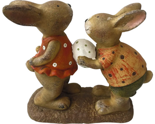 Dekorativa kaninfigurer på en sockel, en figur håller ett ägg