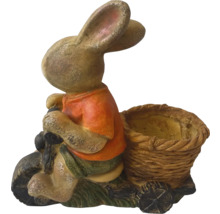 Dekorativ kaninfigur på motorcykel med korg för trädgården