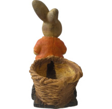 Dekorativ kaninfigur med korg för inomhusbruk