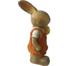 Påskharefigur med ägg