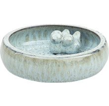 Keramisk fågelbad med fågeldekoration