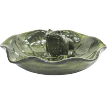 Dekorativ grodfigur i en bladformad skål.