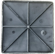 Detaljvy av en fyrkantig platta med stag