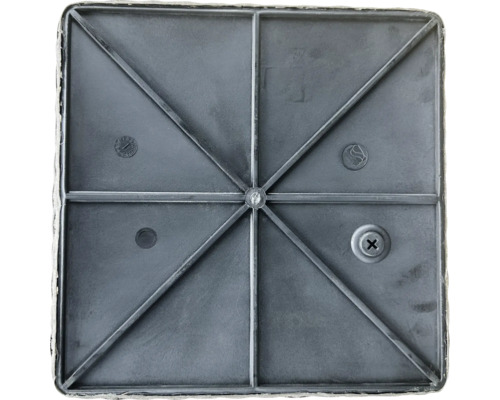 Detaljvy av en fyrkantig platta med stag