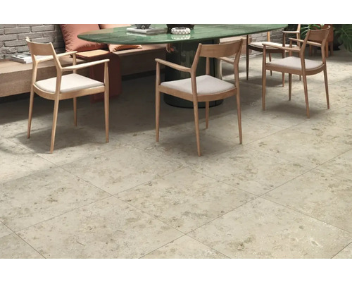 Golvplattor i en matplats med bord och stolar