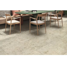 Golvplattor av keramik i interiör med stolar och bord.