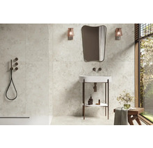 Modernt badrum med beige kakel, handfat, spegel och dusch