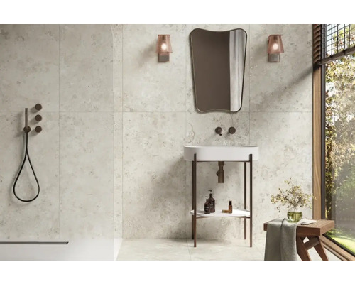 Modernt badrum med beige kakel, handfat, spegel och dusch