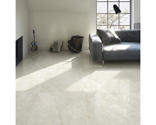 Ljust vardagsrum med soffa och golvplattor