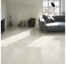 Ljust vardagsrum med klinkergolv, soffa och dekoration