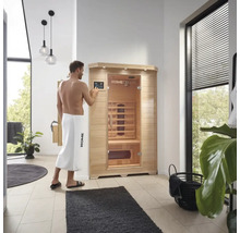 Man som använder en Home Deluxe infraröd bastu i ett badrum