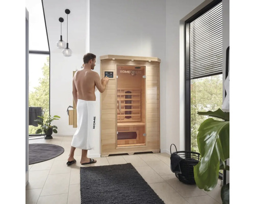 Man som använder en Home Deluxe infraröd bastu i ett badrum