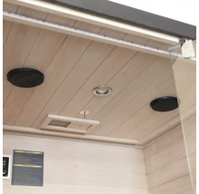 Interiör av en bastu med högtalare, lampa och ventilation
