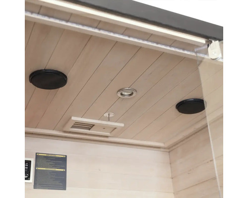 Interiör av en bastu med högtalare, lampa och ventilation