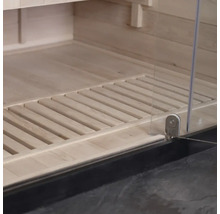 Detaljvy av en bastuinteriör med trägolv och glasdörr