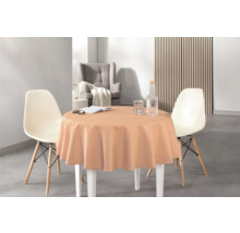 Dukat runt bord med två stolar i ett rum.