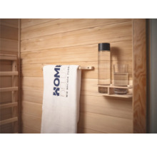Handduk med Hornbach logotyp, drickflaska och glas i bastuområdet