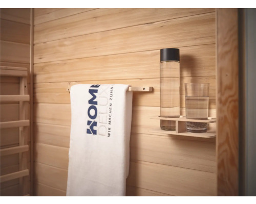 Handduk med Hornbach logotyp, drickflaska och glas i bastuområdet