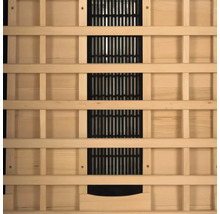 Närbild av trästrukturen i en bastu med ventilationsgaller.