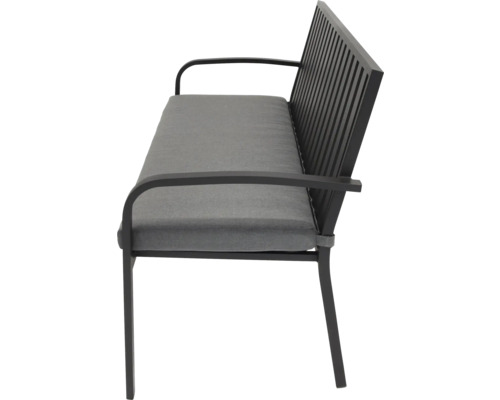 Trädgårdsbänk med armstöd och grå dynor