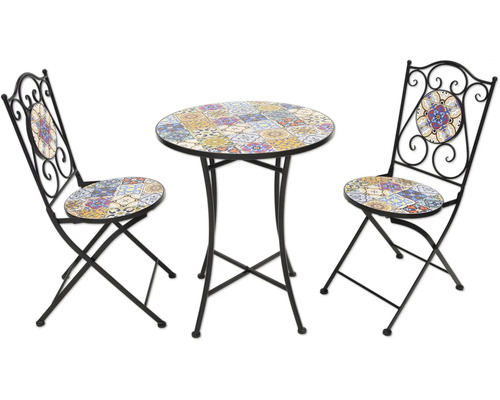 Uteplatsgrupp med mosaikmönster, bestående av ett bord och två stolar med metallram