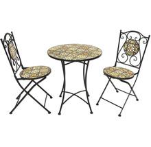 Uteplats med två stolar och ett bord med mosaikmönster