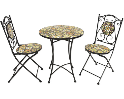 Uteplats med två stolar och ett bord med mosaikmönster
