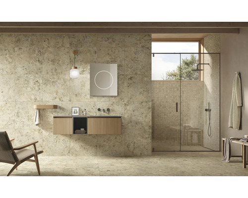 Modernt badrum med travertinplattor, tvättställ och duschkabin