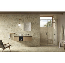 Modernt badrum med handfat, spegel med belysning och duschkabin.