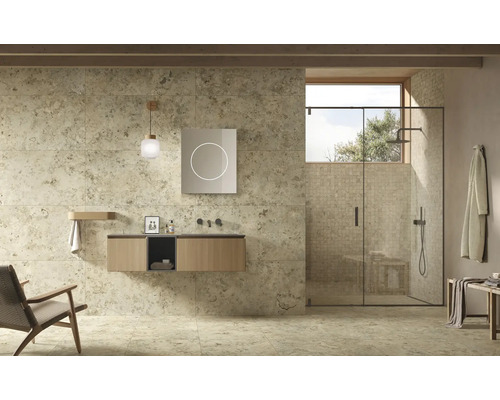 Modernt badrum med handfat, spegel med belysning och duschkabin.