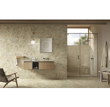 Modernt badrum med dusch, tvättställ och spegel med belysning