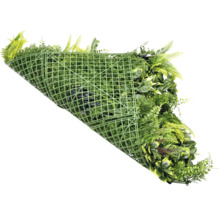 Konstgjord växtvägg med olika gröna växter och plastgaller