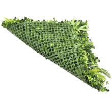 Konstgjord häck med olika gröna blad på plastgaller