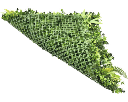 Konstgjord häck med olika gröna blad på plastgaller