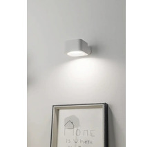 Vit vägglampa med ljussken